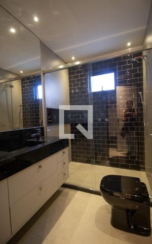 Casa de condomínio à venda com 460m², 5 quartos e 4 vagas Casa de condomínio à venda com 460m², 5 quartos e 4 vagasBanheiro da Suíte 2