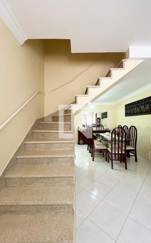 Casa à venda com 160m², 2 quartos e 1 vaga Casa à venda com 160m², 2 quartos e 1 vagaEscada