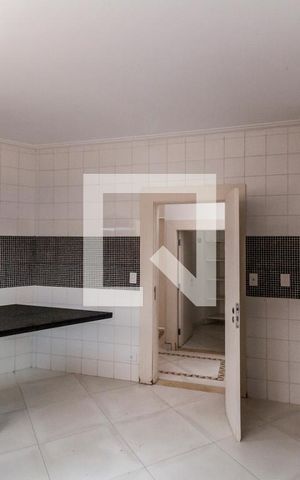 Casa de condomínio à venda com 400m², 4 quartos e 6 vagas Casa de condomínio à venda com 400m², 4 quartos e 6 vagasCozinha