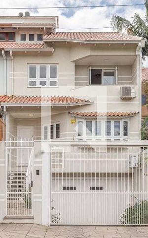 Casa à venda com 390m², 3 quartos e 3 vagas Casa à venda com 390m², 3 quartos e 3 vagasFachada