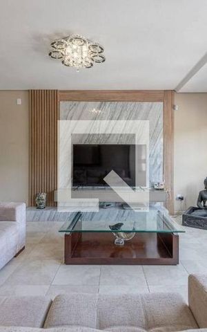 Casa à venda com 390m², 3 quartos e 3 vagas Casa à venda com 390m², 3 quartos e 3 vagasSala