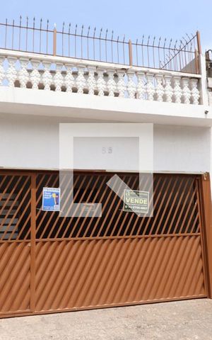 Casa à venda com 250m², 5 quartos e 2 vagas Casa à venda com 250m², 5 quartos e 2 vagasFachada