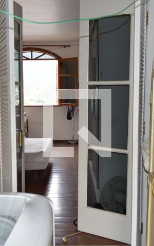 Casa à venda com 350m², 4 quartos e 2 vagasVaranda da suíte 2 convertida em área de serviço