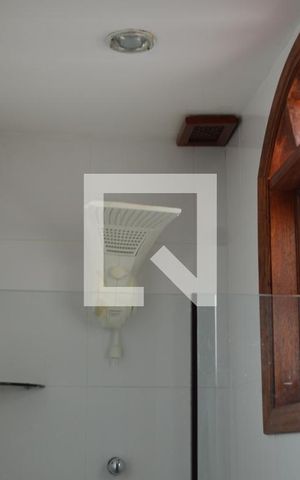 Casa à venda com 350m², 4 quartos e 2 vagasBanheiro do hall entre os quartos e suítes 