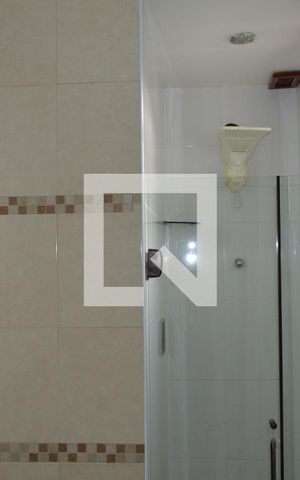 Casa à venda com 350m², 4 quartos e 2 vagasBanheiro do hall entre os quartos e suítes 