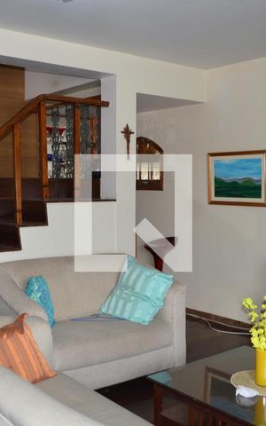 Casa à venda com 350m², 4 quartos e 2 vagasSala