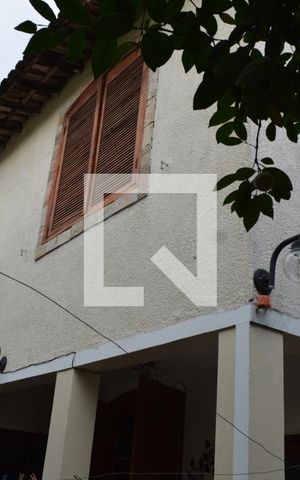 Casa à venda com 350m², 4 quartos e 2 vagasSegundo andar visto de fora - Fundos