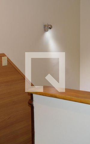 Casa à venda com 350m², 4 quartos e 2 vagasEscada do hall entre os quartos e suítes 
