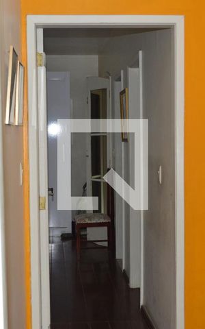 Casa à venda com 350m², 4 quartos e 2 vagasCorredor da suíte 1 para os demais quartos e suíte 2
