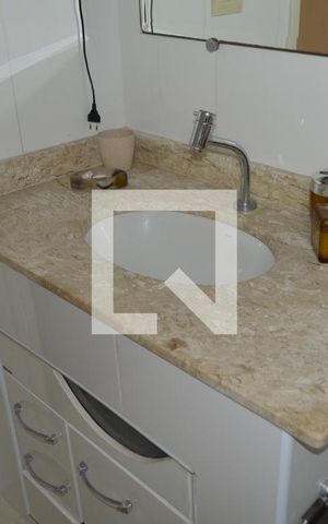 Casa à venda com 350m², 4 quartos e 2 vagasBanheiro do hall entre os quartos e suítes 