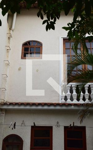 Casa à venda com 350m², 4 quartos e 2 vagasSegundo andar visto de fora - Fundos