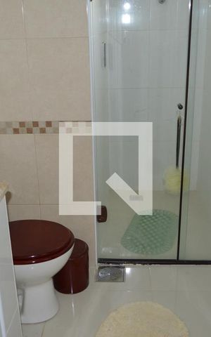 Casa à venda com 350m², 4 quartos e 2 vagasBanheiro do hall entre os quartos e suítes 