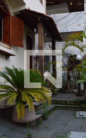 Casa à venda com 350m², 4 quartos e 2 vagasQuintal com varanda na frente da casa