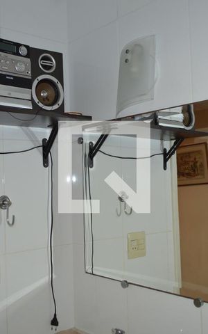 Casa à venda com 350m², 4 quartos e 2 vagasBanheiro do hall entre os quartos e suítes 