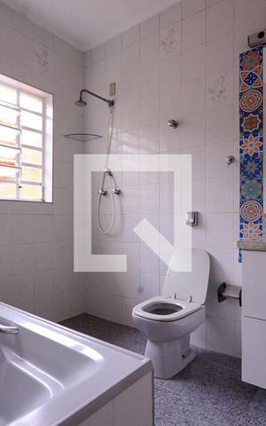 Casa à venda com 352m², 4 quartos e 2 vagas Casa à venda com 352m², 4 quartos e 2 vagasBanheiro do Quarto 1