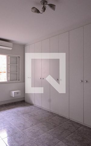 Casa à venda com 352m², 4 quartos e 2 vagas Casa à venda com 352m², 4 quartos e 2 vagasQuarto 1