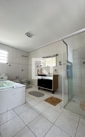 Casa à venda com 240m², 5 quartos e 5 vagas Casa à venda com 240m², 5 quartos e 5 vagasBanheiro do Quarto 3