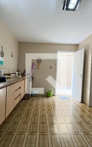 Casa à venda com 240m², 5 quartos e 5 vagas Casa à venda com 240m², 5 quartos e 5 vagasCozinha