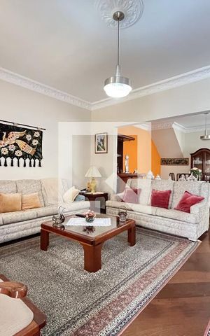 Casa à venda com 240m², 5 quartos e 5 vagas Casa à venda com 240m², 5 quartos e 5 vagasSala