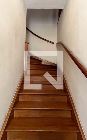 Casa à venda com 240m², 5 quartos e 5 vagas Casa à venda com 240m², 5 quartos e 5 vagasEscada