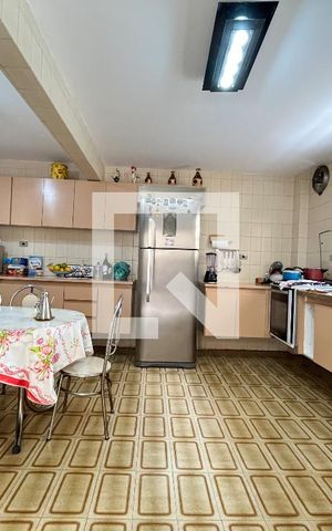 Casa à venda com 240m², 5 quartos e 5 vagas Casa à venda com 240m², 5 quartos e 5 vagasCozinha