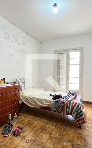 Casa à venda com 240m², 5 quartos e 5 vagas Casa à venda com 240m², 5 quartos e 5 vagasEdícula - Quarto