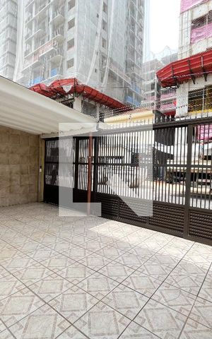 Casa à venda com 240m², 5 quartos e 5 vagas Casa à venda com 240m², 5 quartos e 5 vagasGaragem