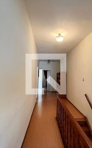 Casa à venda com 240m², 5 quartos e 5 vagas Casa à venda com 240m², 5 quartos e 5 vagasHall
