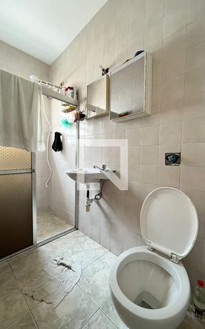 Casa à venda com 240m², 5 quartos e 5 vagas Casa à venda com 240m², 5 quartos e 5 vagasEdícula - Banheiro