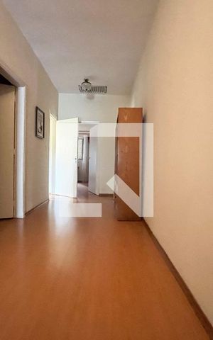 Casa à venda com 240m², 5 quartos e 5 vagas Casa à venda com 240m², 5 quartos e 5 vagasHall