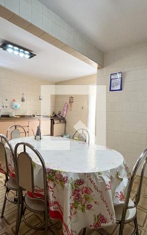 Casa à venda com 240m², 5 quartos e 5 vagas Casa à venda com 240m², 5 quartos e 5 vagasCozinha