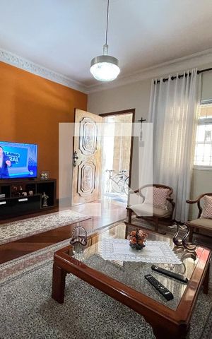 Casa à venda com 240m², 5 quartos e 5 vagas Casa à venda com 240m², 5 quartos e 5 vagasSala