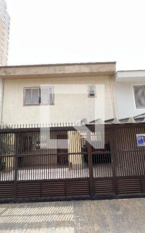 Casa à venda com 240m², 5 quartos e 5 vagas Casa à venda com 240m², 5 quartos e 5 vagasFachada
