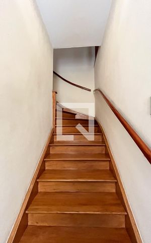 Casa à venda com 240m², 5 quartos e 5 vagas Casa à venda com 240m², 5 quartos e 5 vagasEscada