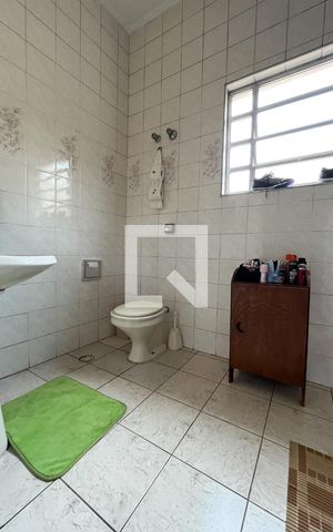 Casa à venda com 240m², 5 quartos e 5 vagas Casa à venda com 240m², 5 quartos e 5 vagasBanheiro do Quarto 1