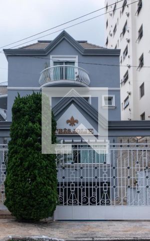 Casa à venda com 360m², 3 quartos e 4 vagas Casa à venda com 360m², 3 quartos e 4 vagasFachada
