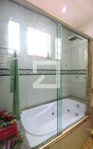 Casa de condomínio à venda com 800m², 5 quartos e 8 vagasBanheiro da Suíte
