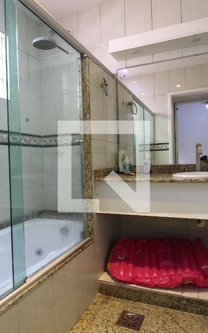 Casa de condomínio à venda com 800m², 5 quartos e 8 vagasBanheiro da Suíte