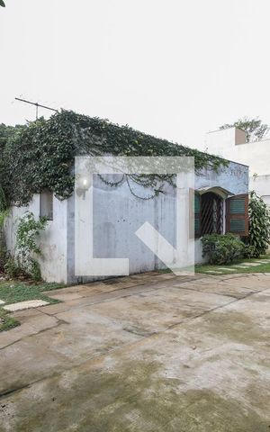 Casa à venda com 600m², 3 quartos e 4 vagas Casa à venda com 600m², 3 quartos e 4 vagasQuintal