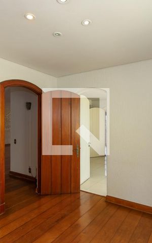 Casa à venda com 600m², 3 quartos e 4 vagas Casa à venda com 600m², 3 quartos e 4 vagasCopa