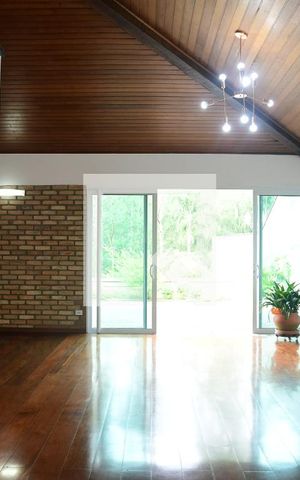 Casa de condomínio para alugar com 340m², 3 quartos e 8 vagasSala