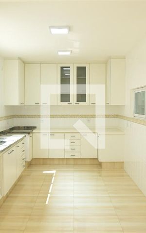 Casa de condomínio para alugar com 340m², 3 quartos e 8 vagasCozinha