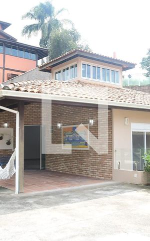 Casa de condomínio para alugar com 340m², 3 quartos e 8 vagasFachada