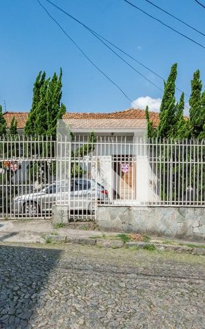Casa à venda com 280m², 3 quartos e 2 vagas Casa à venda com 280m², 3 quartos e 2 vagasFachada