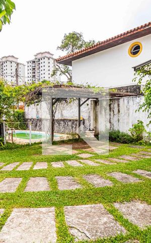 Casa à venda com 417m², 3 quartos e 7 vagas Casa à venda com 417m², 3 quartos e 7 vagasÁrea Externa