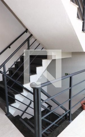 Apartamento à venda com 43m², 2 quartos e sem vaga Apartamento à venda com 43m², 2 quartos e sem vagaEscada