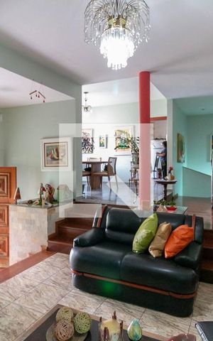 Casa à venda com 360m², 4 quartos e 4 vagas Casa à venda com 360m², 4 quartos e 4 vagasSala