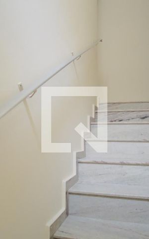 Casa para alugar com 150m², 4 quartos e 3 vagasEscada