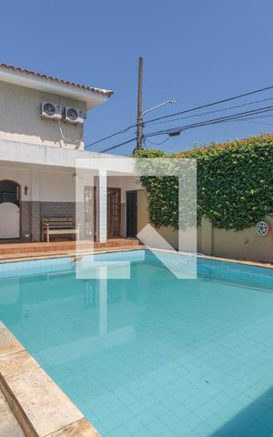 Casa para alugar com 385m², 4 quartos e 4 vagas Casa para alugar com 385m², 4 quartos e 4 vagasPiscina