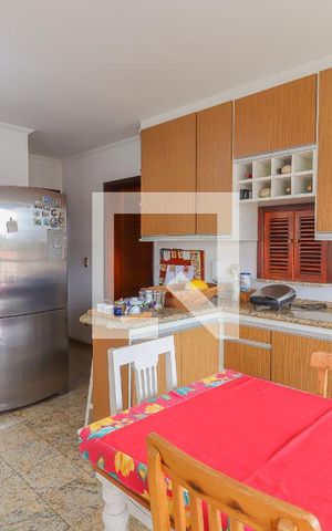 Casa de condomínio à venda com 420m², 5 quartos e 3 vagas Casa de condomínio à venda com 420m², 5 quartos e 3 vagasCozinha